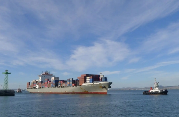 深圳港口作為中國非常繁忙的港口之一，其貨代業(yè)務(wù)也得到了蓬勃發(fā)展