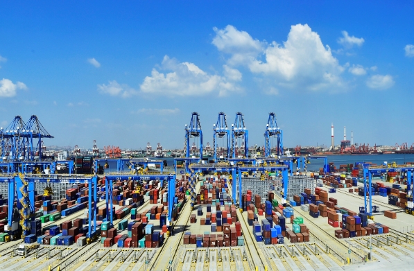 面對日益全球化的挑戰(zhàn)，我們需要不斷創(chuàng)新和提升國際物流的水平