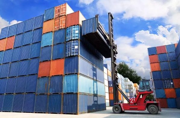 海運(yùn)物流作為國(guó)際貿(mào)易的血脈，正經(jīng)歷著前所未有的變革與挑戰(zhàn)